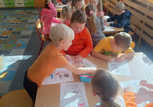 Dzieci kolorują obrazki z samogłoską A