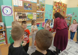 Dzieci losoują obrazek z przedmiotem na samogłoskę A