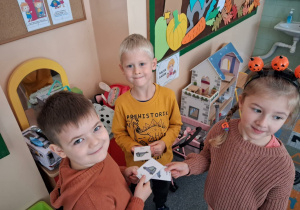 Dzieci odszukują takie same obrazki