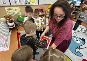 Dzieci losują obrazek