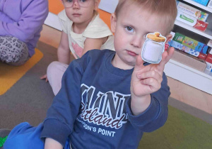 Dziecko pokazuje co należy włożyć do koszyczka wielkanocnego