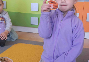 Dziecko pokazuje co należy włożyć do koszyczka wielkanocnego