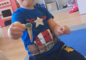 Dziecko pokazuje co należy włożyć do koszyczka wielkanocnego