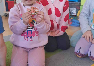 Dziecko pokazuje co należy włożyć do koszyczka wielkanocnego