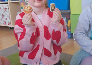 Dziecko pokazuje co należy włożyć do koszyczka wielkanocnego