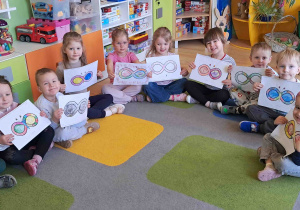 Wszystkie dzieci prezentują pokolorowane przez siebie prace