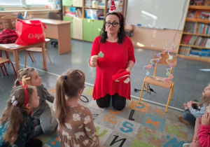 Zabawa "Świateczna choinka - usprawnianie warg i języka"