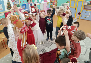 Dzieci z grupy I i zabawa "Prezenty"