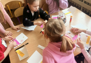 Dzieci z grupy II przygotowują kartki walentynkowe
