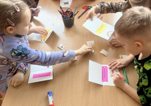 Przygotowanie kartek przez dzieci z grupy II