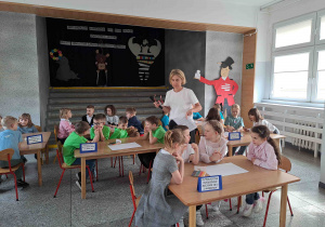 Dzieci wykonują zadania przy stoliczkach