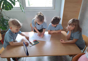 Dzieci wykonują dyktando graficzne
