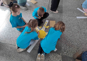 Dzieci rozwiązują działania na odejmowanie