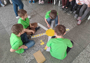 Dzieci rozwiązują działania na odejmowanie