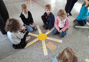 Dzieci rozwiązują działania na odejmowanie