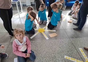 Dzieci rozwiązują działania na odejmowanie