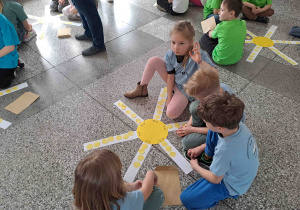 Dzieci rozwiązują działania na odejmowanie