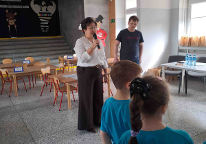 Pani Dyrektor dziękuje dzieciom i nauczycielom za udział w konkursie