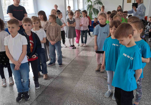 Dzieci w oczekiwaniu na ogłoszenie wyników konkursu