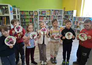 Dzieci prezentują wykonane prace