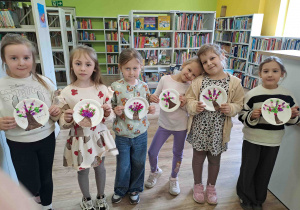 Dzieci prezentują wykonane prace