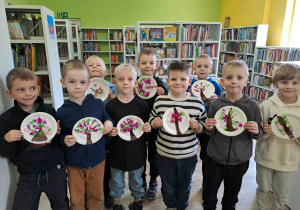 Dzieci prezentują wykonane prace