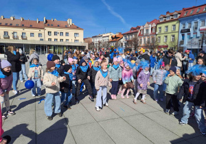 Dzieci biorą udział w zabawach i animacjach na placu