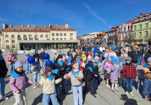 Dzieci biorą udział w zabawach i animacjach na placu