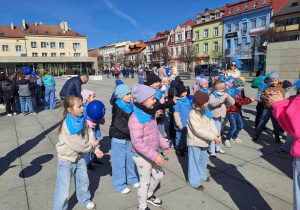 Dzieci biorą udział w zabawach i animacjach na placu