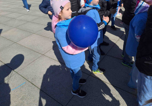 Dzieci biorą udział w zabawach i animacjach na placu