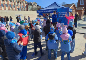 Dzieci biorą udział w zabawach i animacjach na placu