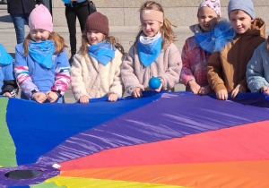 Dzieci biorą udział w zabawach i animacjach na placu