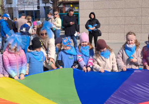 Dzieci biorą udział w zabawach i animacjach na placu