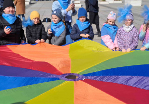 Dzieci biorą udział w zabawach i animacjach na placu