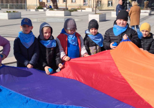 Dzieci biorą udział w zabawach i animacjach na placu