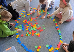 Dzieci układają na podłodze pisanki - giganty z klocków