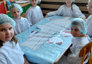 Dzieci przeprowadzają operację