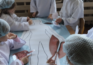 Dzieci przeprowadzają operację