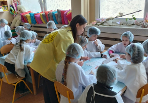 Dzieci przeprowadzają operację