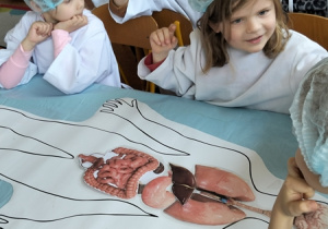 Dzieci przeprowadzają operację