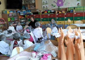 Dzieci w czasie udzielania pierwszej pomocy