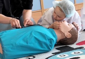 Dzieci w czasie udzielania pierwszej pomocy