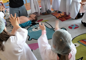 Dzieci w czasie udzielania pierwszej pomocy