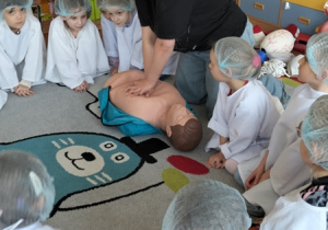 Dzieci w czasie udzielania pierwszej pomocy