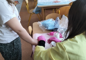 Dzieci zakładają gips na palec