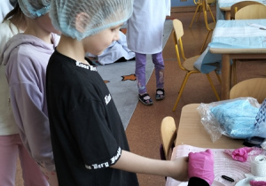 Dzieci zakładają gips na palec