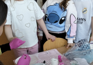 Dzieci zakładają gips na palec