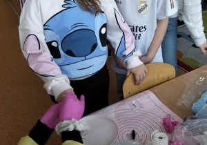 Dzieci zakładają gips na palec