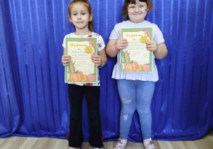 dziewczynki z dyplomami