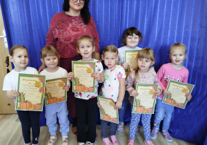dzieci biorące udział w konkursie z logopedą